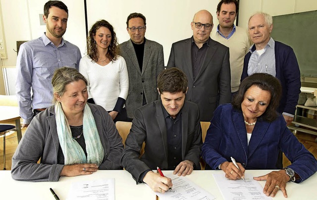 <BZ-FotoAnlauf>Partner</BZ-FotoAnlauf>... Feierling unterzeichnen den Vertrag.   | Foto: Ingo Schneider