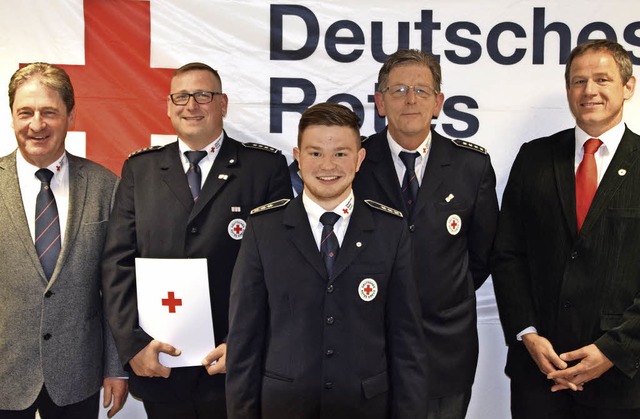 Der stellvertretende Bereitschaftsleit...lbernen Treueabzeichen ausgezeichnet.   | Foto: HAns-Jochen Voigt