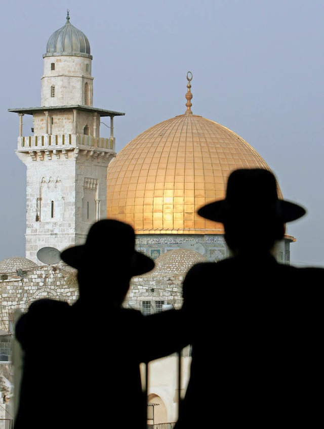 Zwei jdische Mnner vor der Al-Aksa-Moschee  | Foto: AFP