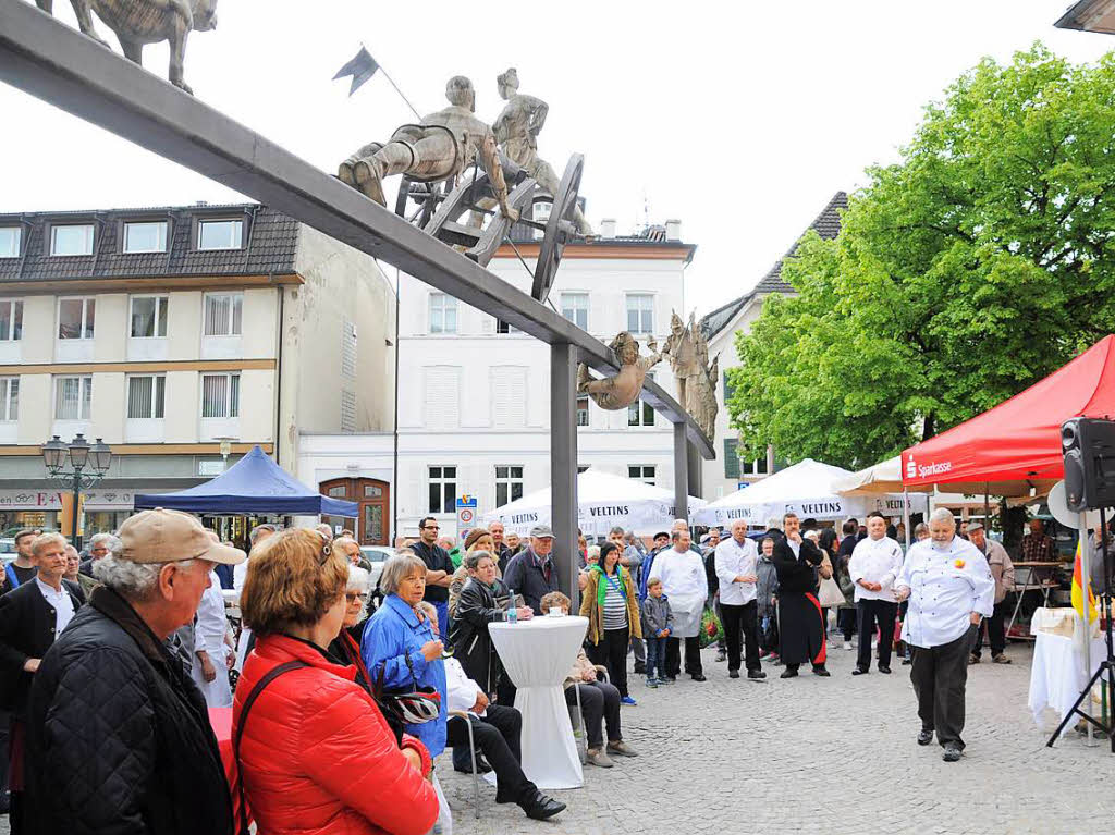 Die erste Deutsche Meisterschaft im Spargelschnellschlen auf dem Schopfheimer Marktplatz.