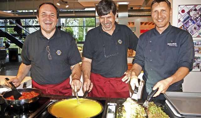 Lions-Club-Mitglied und Allgemeinarzt ...ried Stehle (Mitte) eine Polenta an.    | Foto: Marion Rank