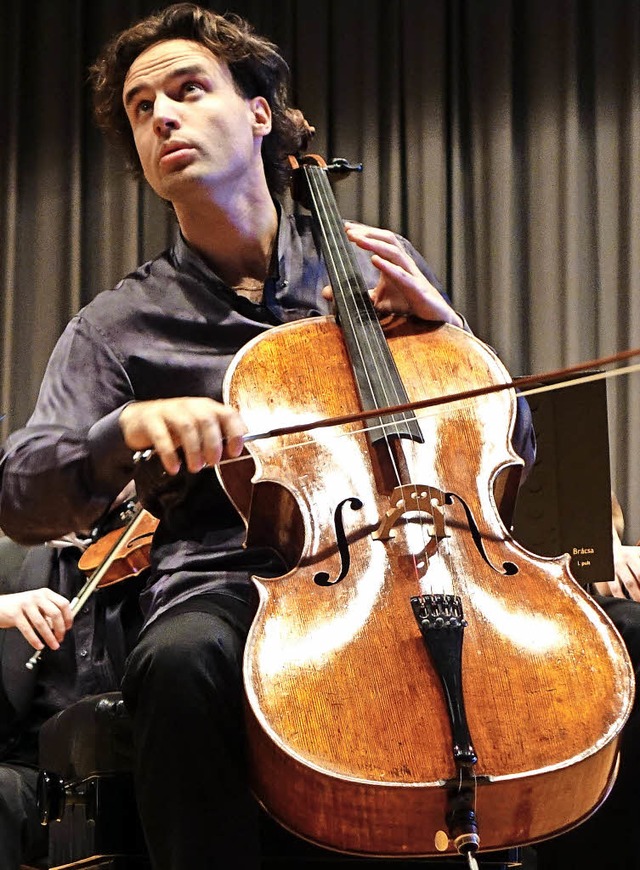 Der Cello-Solist Leonard Elschenbroich...ngen mit groer Streicher-Intensitt.   | Foto: Roswitha Frey