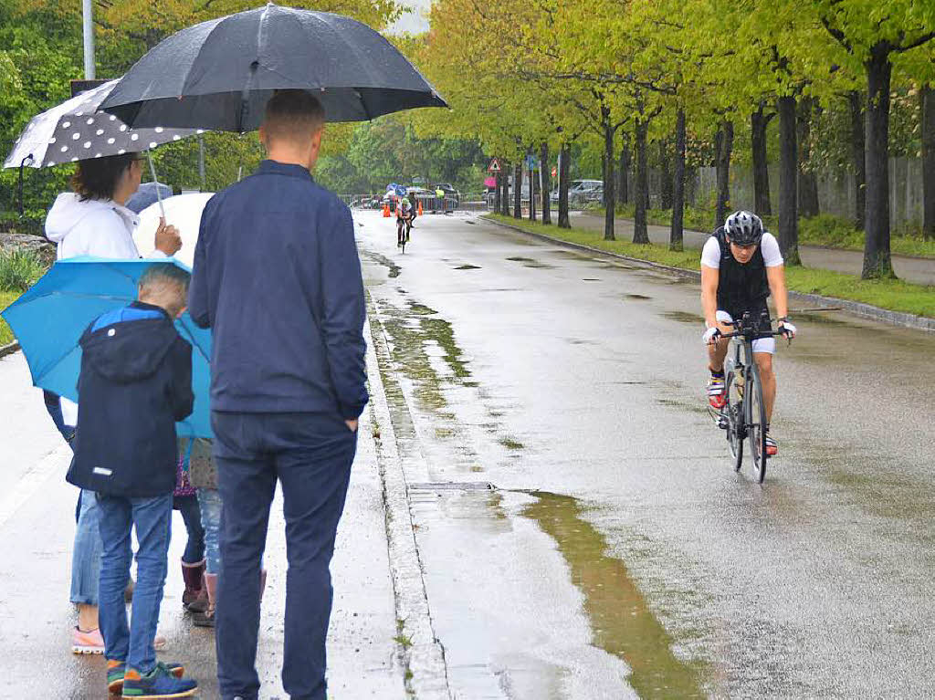 Vorsicht mit dem Rennrad auf regennasser Fahrbahn.