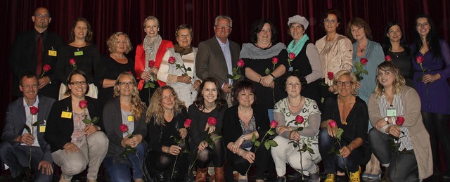 Das Vorstandsteam des Wunderfitz-Famil...sslich des Jubilums mit roten Rosen.   | Foto: Siemann