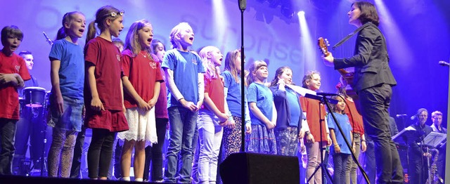 Der Kinderchor der Georg-Monsch-Schule wurde von der Bigband Surprise begleitet.  | Foto: Karin Reimold