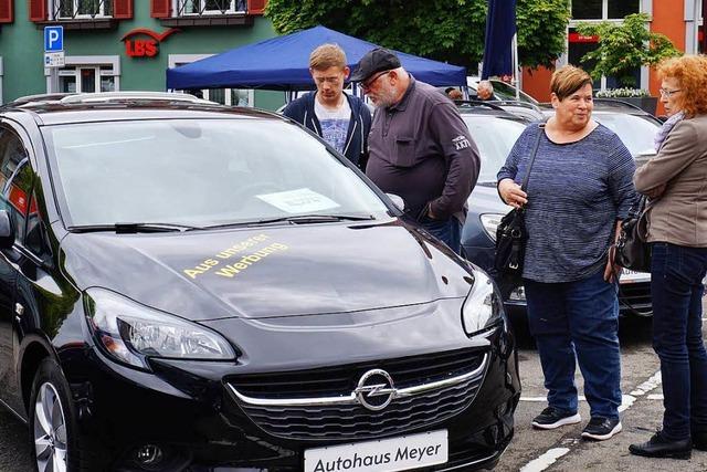 Fotos: Autoschau und verkaufsoffener Sonntag in Breisach