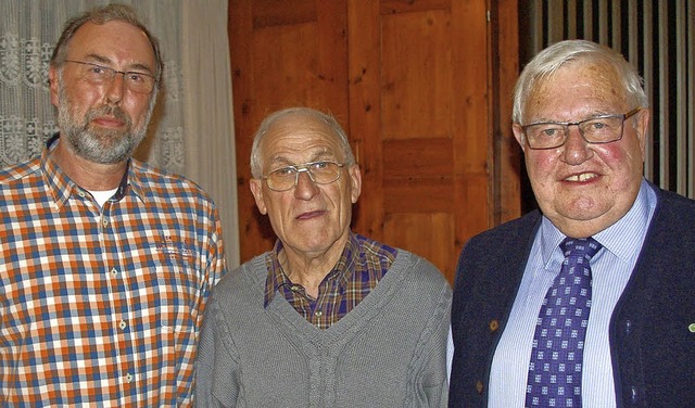 Ewald Kaiser (Mitte) und Paul Kuhn (re...rt. Links Vorsitzender Michael Nopper.  | Foto: Rolf Reimann
