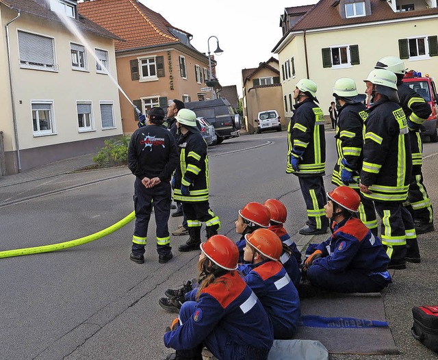 Wasser marsch: Gebannt verfolgt der Na...die Groen zum Lschangriff bergehen.  | Foto: Beatrice Ehrlich