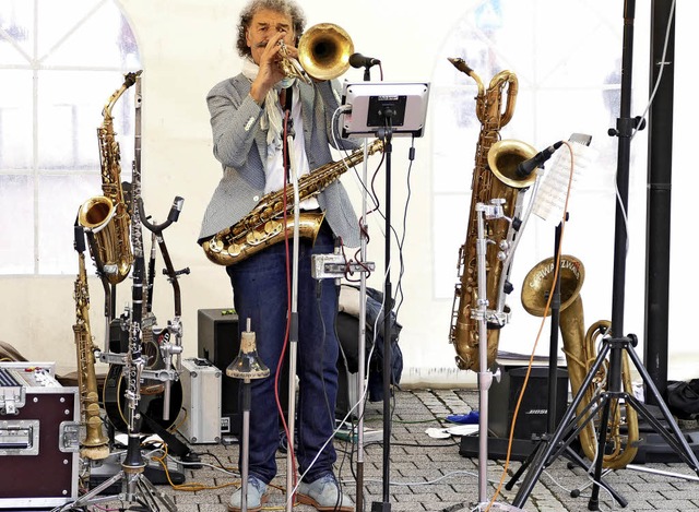 Ein Musiker und zahlreiche Blasinstrum...ie Passanten in der Todtmooser Strae.  | Foto: Sebastian Barthmes