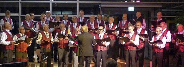 Der Mnnerchor &#8222;Eintracht&#8220;... Leitung von Werner Salm die Zuhrer.   | Foto: Susanne Bremer