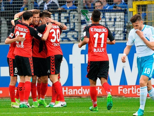 Schalke ist bedient, Freiburg jubelt: ...ewinnt gegen die Knigsblauen mit 2:0.  | Foto: dpa