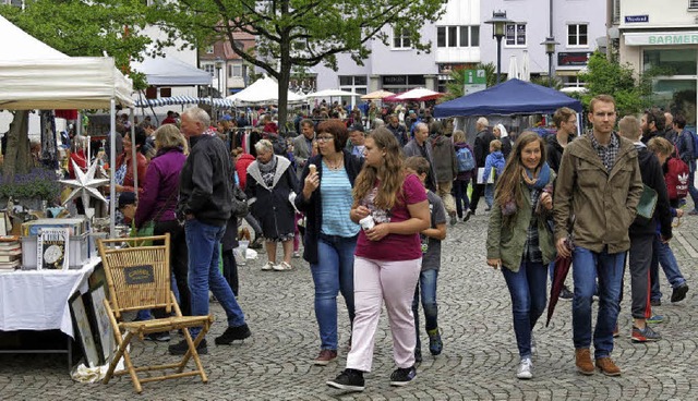 Reger Betrieb am Vormittag beim Altstadtflohmarkt  | Foto: Georg Vo