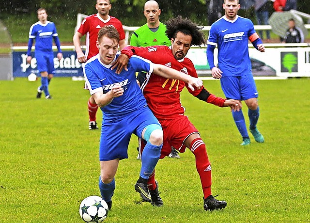 &#8222;Waren richtig hei&#8220;: Carl...h, rechts) gegen Simon Urich (Brennet)  | Foto: Niklas Schchlin