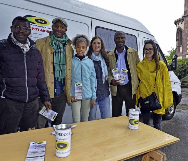 Das Team des Hotspot-Mobils mit Emeka ... von rechts) und Judith Beck (rechts)   | Foto: M. Bamberger