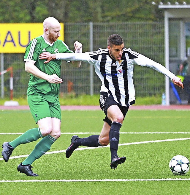 Trotz Auswrtssieges zu viel berhebli...rechts, gegen den Zeller Simon Frle)  | Foto: Niklas Schchlin