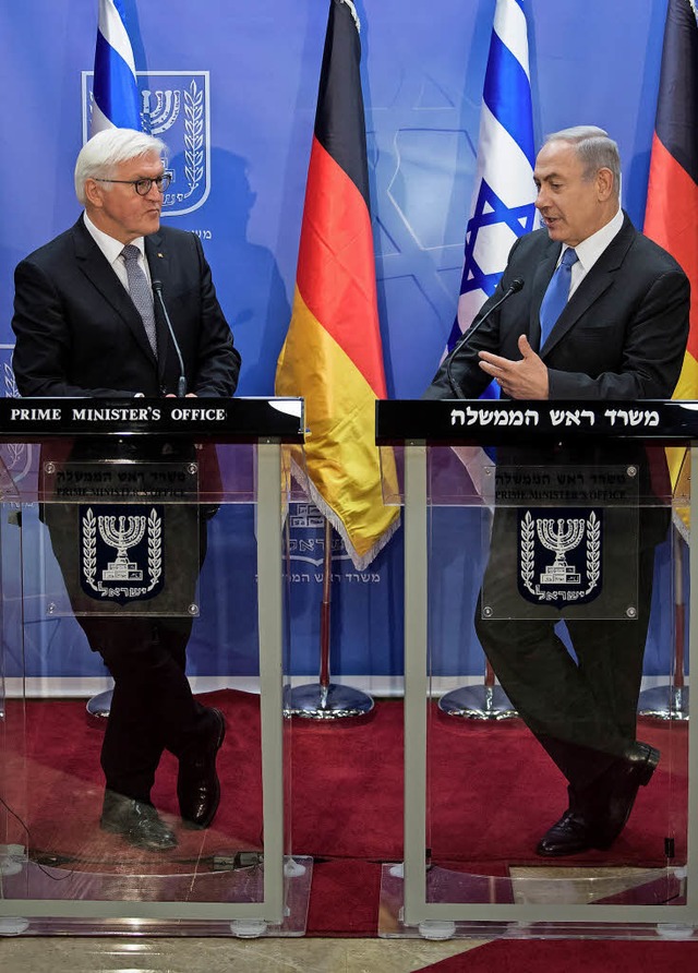 Gute Mienen zu einem schwierigen Spiel... Netanjahu am Sonntag vor der Presse.   | Foto: dpa