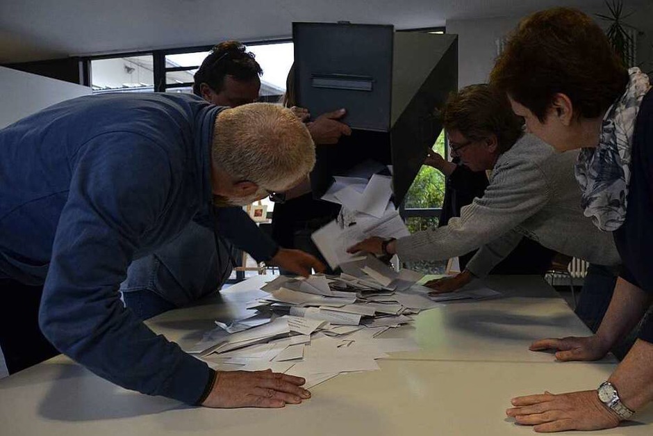 Auszählung der Stimmen im Roccafé. Die Wahlbeteiligung lag insgesamt bei rund 58 Prozent. (Foto: Moritz Lehmann) Auszählung der Stimmen im Roccafé. Die Wahlbeteiligung lag insgesamt bei rund 58 Prozent. (Foto: Moritz Lehmann)