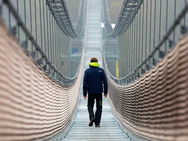 458 Meter lang ist der freischwebende Teil der Brcke  | Foto: dpa