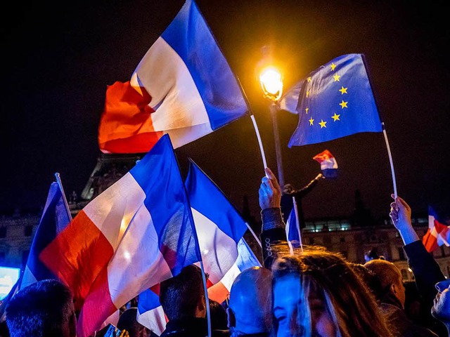 Jubel auf den Straen von Paris: Anhn...en das Ergebnis der Prsidentenwahl.    | Foto: AFP