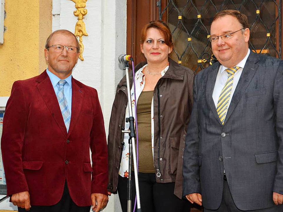 Erwin Mick mit Claudia Hagenacker-Bello und Heinz-Rudolf Hagenacker  | Foto: Benedikt Sommer