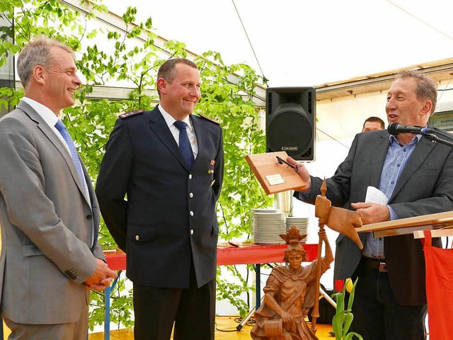 Architekt Gerd Schler (rechts) berre... und Kommandant Klaus Scherle (Mitte).  | Foto: Nikola Vogt