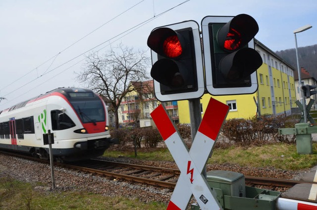 Noch fahren die S-Bahnen durch. Ab Jul...im Schlattholz die Haltestelle gebaut.  | Foto: Andr Hnig