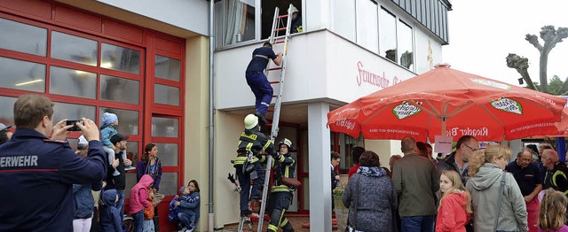 Endingen. Mittels Steckleiter wird ein...rgeschoss des Feuerwehrhauses befreit.  | Foto: Roland Vitt