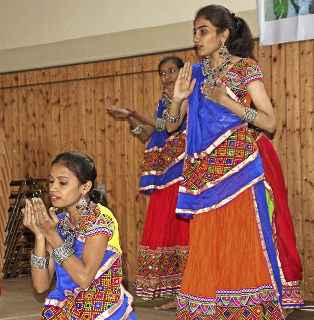 Folklore und eine imposante Farbenpracht boten viele tanzende Inderinnen.   | Foto: Gerd Leutenecker