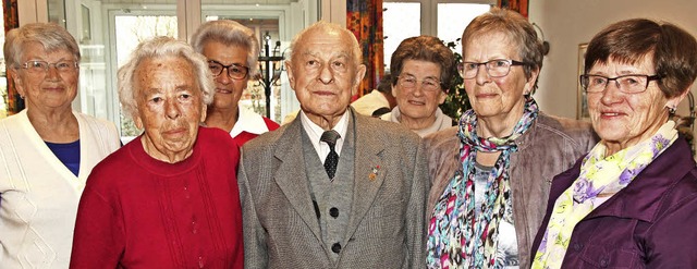 Sie halten der AWO seit vielen Jahrzeh...Scherer, Helga Kapp und Elsa Heussner.  | Foto: Eva Korinth