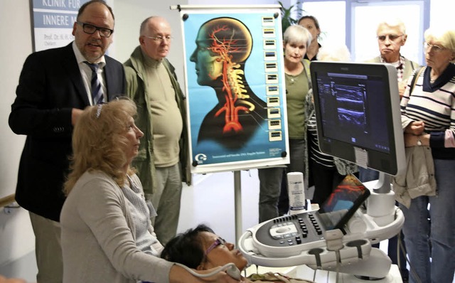 Chefarzt Jens Wattchow (links) erklrt...m Falle eines Schlaganfallverdachtes.   | Foto: Katharina Bartsch