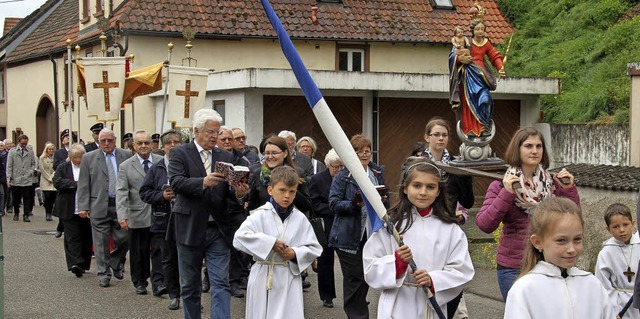 Zahlreiche Glubige nahmen  an der Prozession in Schelingen teil.   | Foto: Herbert Trogus