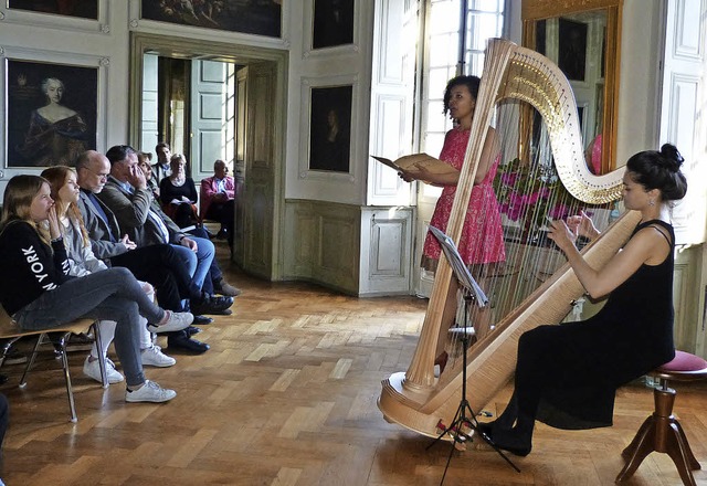 Das Gesang-Harfe-Duo Amanda Becker (li...Freitag im Schloss  Neuershausen auf.   | Foto: Claudia Bachmann-Goronzy
