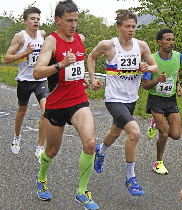 Die Spitzengruppe  bei Kilometer zwei ...und U18-Sieger Marius Abele (links).    | Foto: Stinn