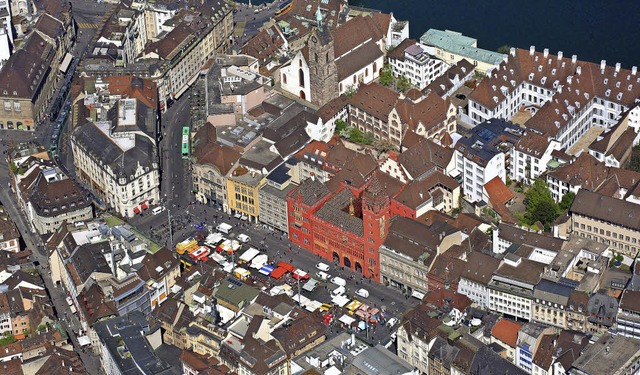 Das rote Rathaus am Marktplatz ist der Amtssitz der Regierungsprsidentin.   | Foto: Erich Meyer/Annette Mahro