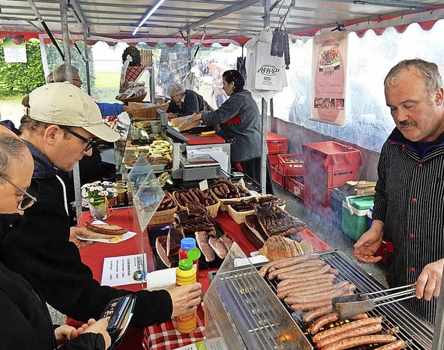 Wildschweinwrste vom Grill und andere...ezialitten fanden sehr guten Absatz.   | Foto: Kurt Meier