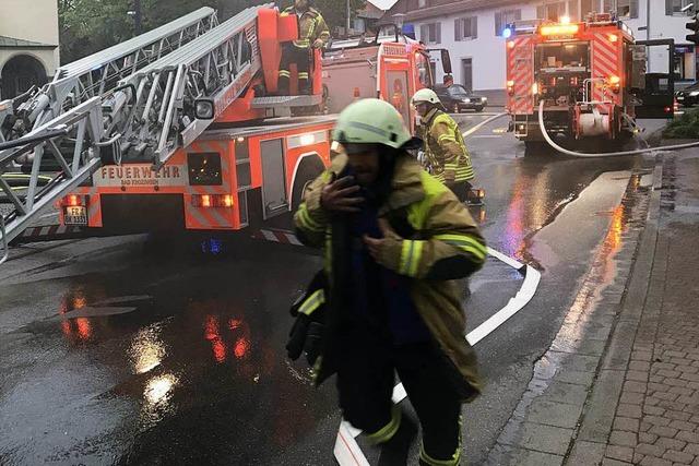 Groalarm in Bad Krozingen: Feuerwehrbung am Rathausplatz