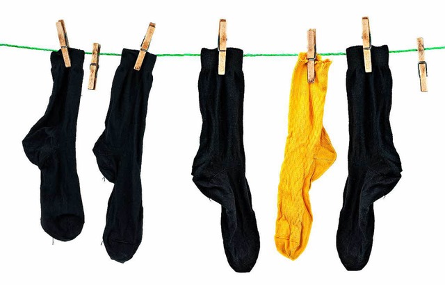 Die gelbe Socke, so vermuten wir, vermisst ihren verloren gegangenen Partner.  