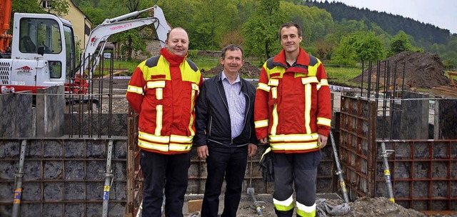 Frank Ochsner (Kommandant Bleichheim),... zgigen Baufortschritt am Gertehaus.  | Foto: Jrg Schimanski