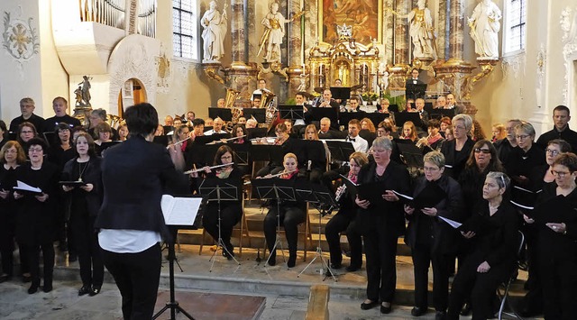 Dem Zusammenspiel von Chor und Blsern...ius Herbolzheim einen wrdigen Rahmen.  | Foto: Christel Hlter-hassler