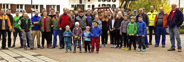 40 freiwillige Helfer smtlicher Alter...ttzten den Dorfputz in Obermettingen.  | Foto: Gosling