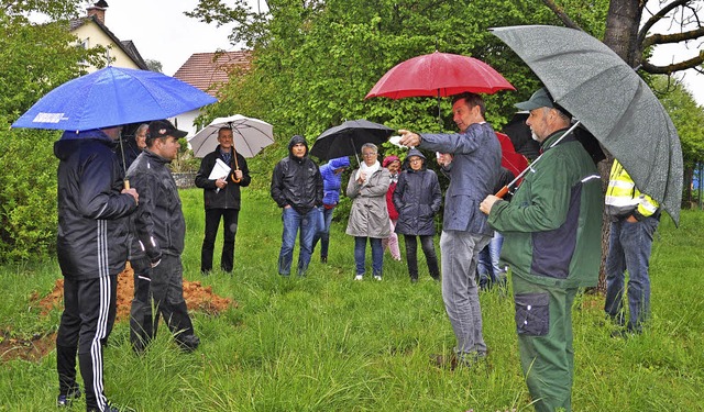 Auf dem Gelnde des ehemaligen Kinders...irm: Brgermeister Christoph Hoffmann.  | Foto: Jutta Schtz