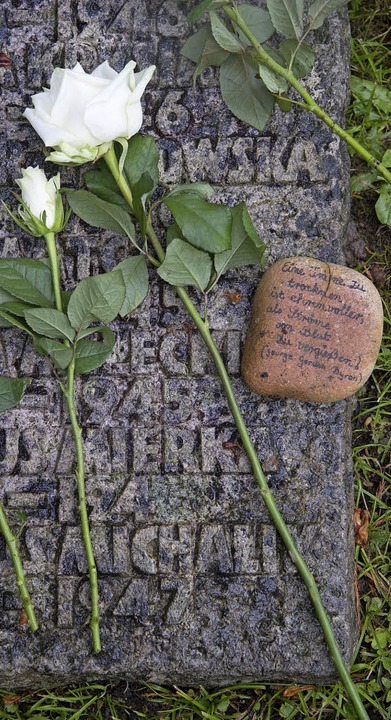 Gedenktafeln auf dem alten Friedhof in...nern an die Kinder der Zwangsarbeiter.  | Foto: Münch