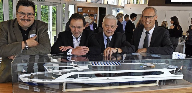 Daniel Thiriet mit  Bernhard Utz,  Rei...nks) hinter einem Modell des Schiffes   | Foto: ZVG