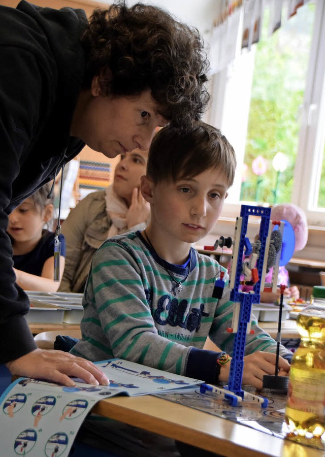 Bauen mit Lego stt bei den Schlern ...links) schaut ihnen ber die Schulter.  | Foto: Sarah Nltner