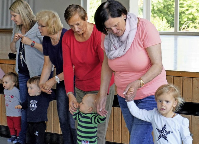 Mutter-Kind-Turnen mal auch mit den Gr...t es in der Themenwoche in Merdingen.   | Foto: Julius Steckmeister