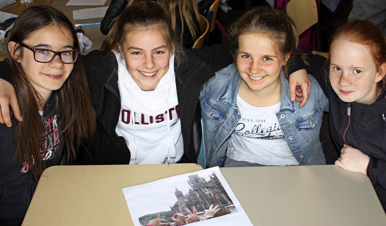 Schülerinnen mit ihrer Liebeserklärung an Freiburg   | Foto: Gabriele Fässler