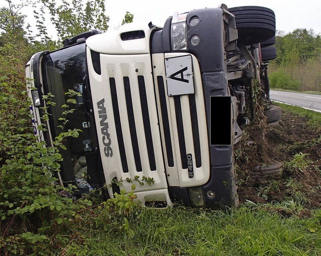 Unverletzt befreite sich der Fahrer aus dem  Lkw.  | Foto: Kantonspolizei