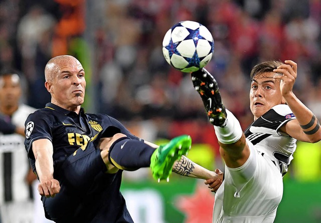 Und hoch das Bein: Monaco-Abwehrspiele...gen Juventus-Angreifer Paulo Dybala     | Foto: AFP