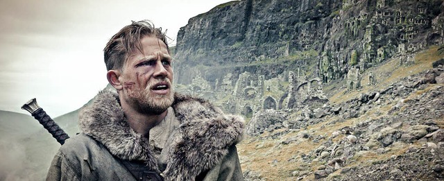 Charlie Hunnam spielt Arthur &#8211; den spteren Herrscher ber England.   | Foto: Daniel Smith/Warner Bros/dpa