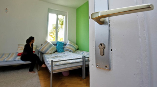 Gemtlich ist anders &#8211; Blick in ein Notunterkunftszimmer in Bblingen   | Foto: dpa